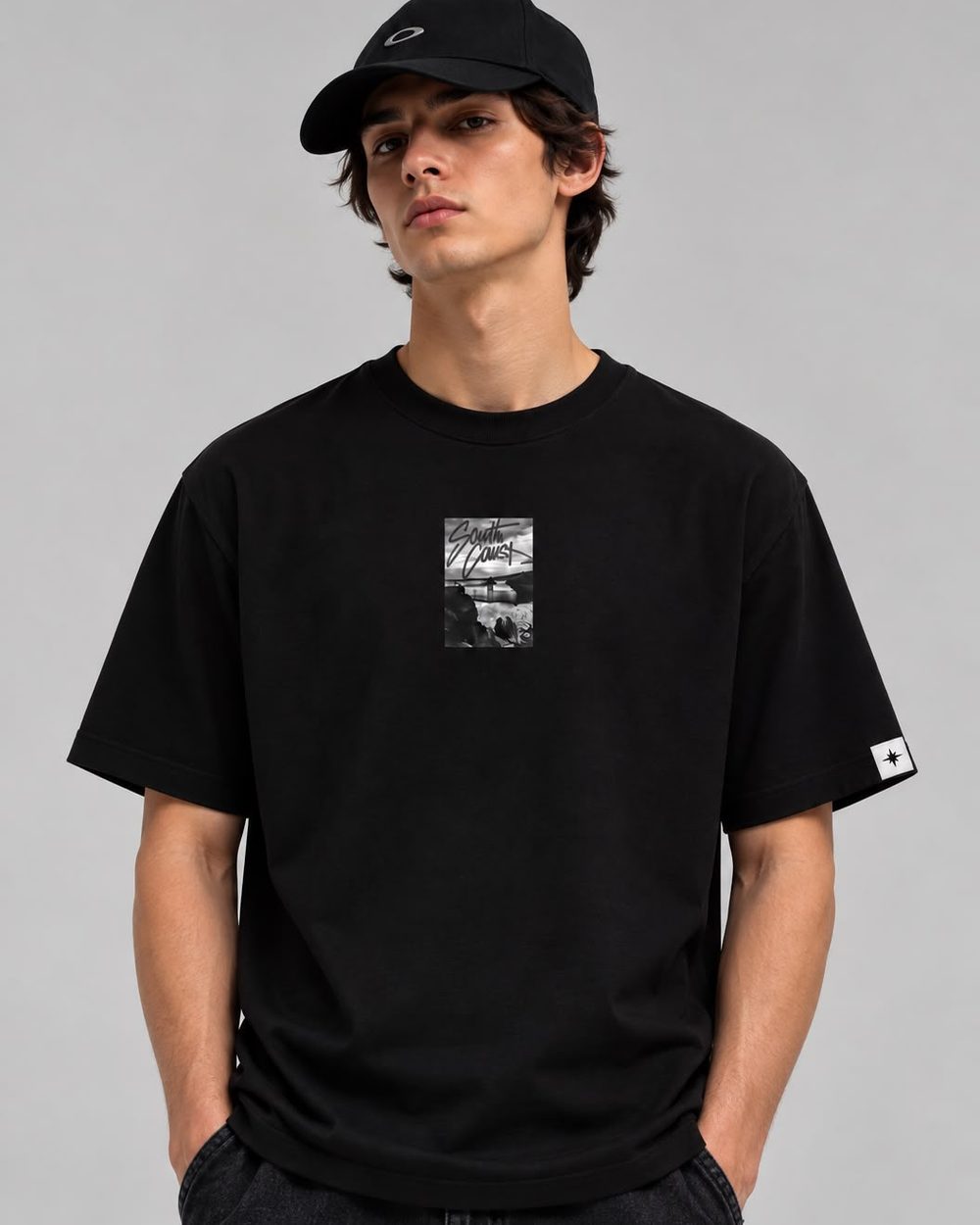 Coastal Frame Tee Nera, indossata davanti